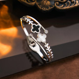 Brazalete elegante de concha de diamante artificial con incrustaciones de acero de titanio y trébol de cuatro hojas