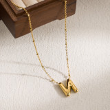 Collar con colgante chapado en oro de 18 quilates de color sólido de acero inoxidable con letras de estilo clásico informal estilo IG