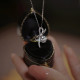Collar con colgante chapado en oro blanco con incrustaciones de cobre y acero titanio con nudo de lazo dulce