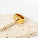 Anillos de banda ancha chapados en oro de 18 quilates con incrustaciones de diamantes de imitación redondos de acero inoxidable de estilo británico retro