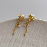 1 par de pendientes colgantes chapados en oro con perlas artificiales de cobre con incrustaciones de flores de estilo simple
