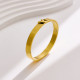 Brazalete elegante de acero de titanio en forma de V a granel