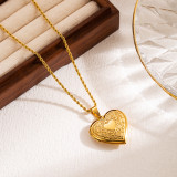 Collar con colgante chapado en oro de 18 quilates con talla tridimensional de acero inoxidable con forma de corazón cuadrado de estilo moderno