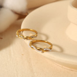 Anillos chapados en oro de 18 quilates con circonita de perlas con incrustaciones de acero inoxidable torcido de estilo simple y clásico