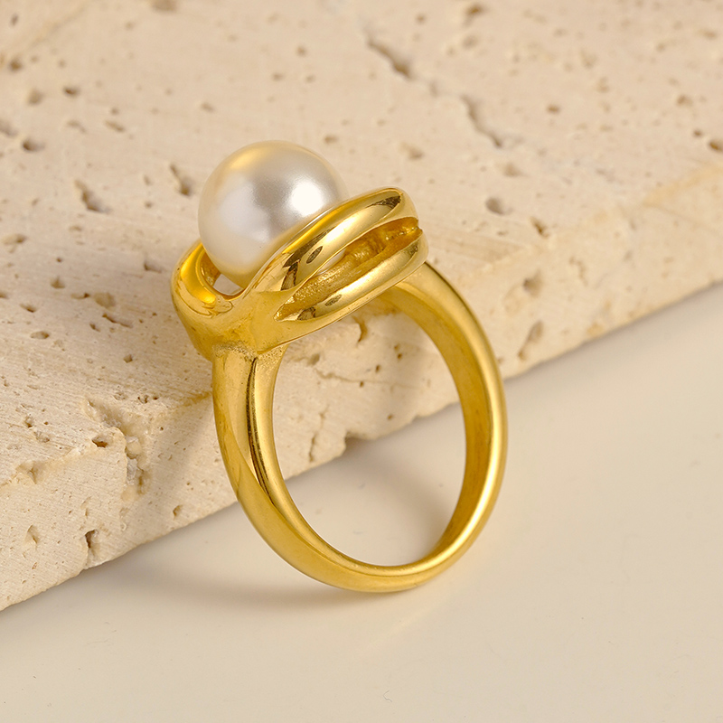 Anillos chapados en oro de perlas artificiales con incrustaciones de revestimiento de acero inoxidable irregulares de estilo simple y dulce