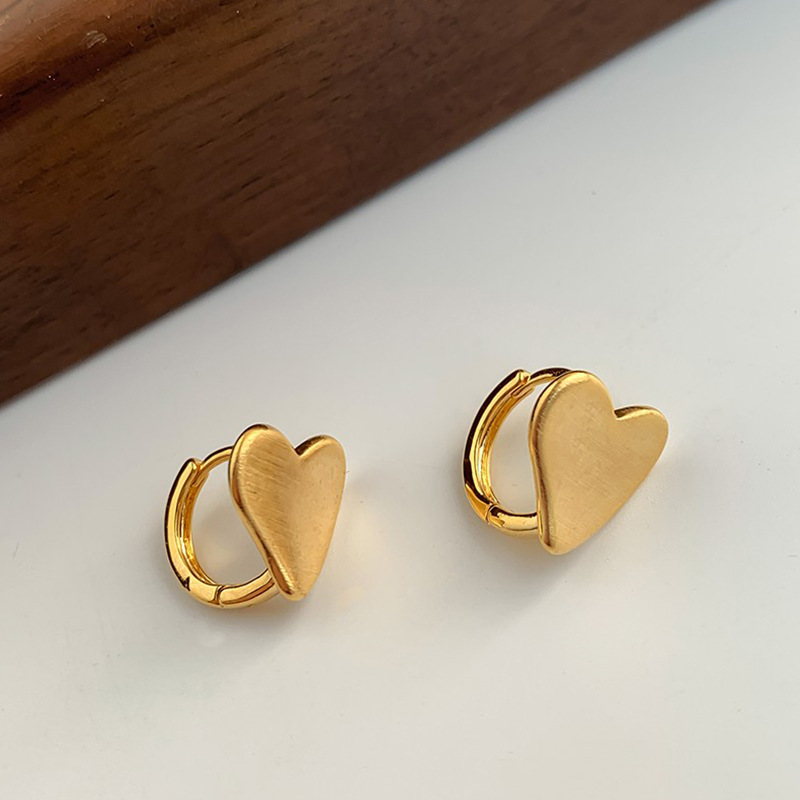 1 par de pendientes de cobre chapados en forma de corazón, estilo sencillo y dulce