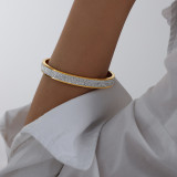 Brazalete chapado en oro de 18 quilates con incrustaciones de acero de titanio de color sólido lujoso elegante