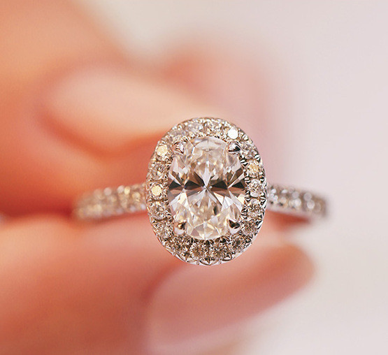 Elegantes anillos de circón con incrustaciones de latón ovalados Glam