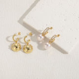 Pendientes colgantes chapados en oro de 14K con incrustaciones de perlas artificiales, elegantes y lujosos, con forma de Reina C, chapado en cobre, 1 par
