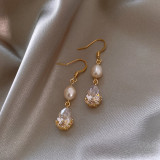 1 par de elegantes y lujosos pendientes colgantes de circonita con incrustaciones de cobre y perlas artificiales