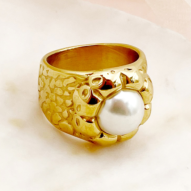 Anillos de banda ancha de perlas chapadas en oro con incrustaciones de acero inoxidable con flor de estilo simple informal al por mayor