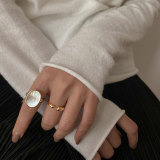 El nuevo anillo ovalado de concha abierta, diseño de nicho femenino, anillo de cobre ligero de lujo a la moda