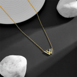 Collar chapado en oro de 18 quilates con incrustaciones de acero de titanio y forma de V de estilo simple