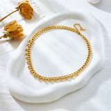Collar chapado en oro de 18 quilates con revestimiento de acero de titanio con bola geométrica de estilo simple retro