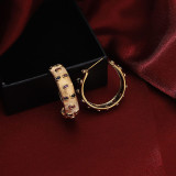 1 par de pendientes elegantes chapados en forma de C con incrustaciones de cobre y circonita chapados en oro de 18 quilates