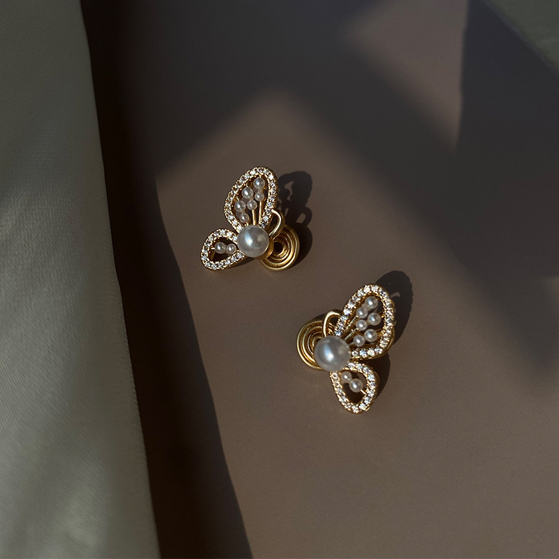 1 par de elegantes clips para las orejas chapados en oro de 14 quilates con incrustaciones de latón y perlas artificiales