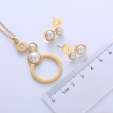 Collar de pendientes chapado en oro de 18 quilates con incrustaciones de perlas artificiales redondas de acero inoxidable de estilo Simple lujoso