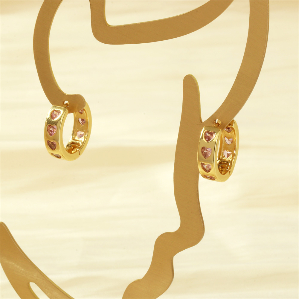 1 par de pendientes de aro chapados en oro de 18 quilates con incrustaciones de circonita de cobre y forma de corazón de estilo simple