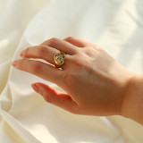 Elegante anillo redondo de acero inoxidable con ángel