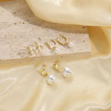 1 par de pendientes colgantes chapados en oro de 14 quilates con incrustaciones de perlas de agua dulce y hojas en forma de U de estilo simple