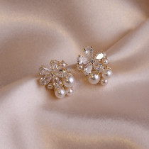 1 par de pendientes de circón con incrustaciones de cobre y perlas artificiales con forma de corazón y lazo de flor a la moda