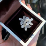 Anillos de piedras preciosas artificiales con incrustaciones de cobre y flores dulces