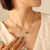 Conjunto de joyería de pendientes y collar de circonita esmeralda con hebilla de garra de acero de titanio a la moda