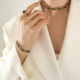 Collar de pulseras chapado en oro de 18 quilates con revestimiento de acero de titanio y cuero con bloques de color de estilo fresco
