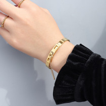 Pulsera chapada en oro de acero titanio con borlas de cadena