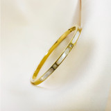Brazalete chapado en oro de 18K con incrustaciones de acero de titanio y serpiente con forma de corazón redondo de estilo Simple