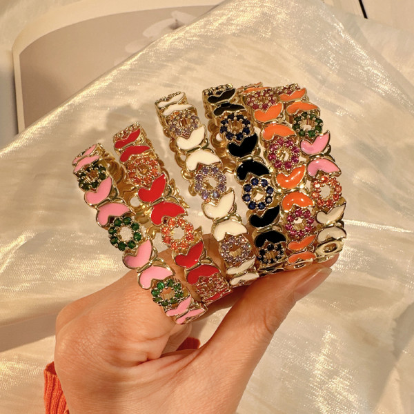 Brazalete chapado en oro de 14 quilates con incrustaciones de latón y mariposa Commute