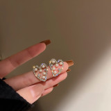 1 par de pendientes de perlas artificiales con incrustaciones de cobre y nudo de mariposa geométrico para mujer
