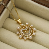 Elegante collar con colgante chapado en oro de 18 quilates con incrustaciones de cobre y perlas artificiales en forma de corazón