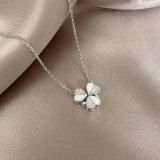 Collar con colgante de diamantes de imitación con incrustaciones de perlas de cobre y acero titanio y mariposa, flor a la moda, 1 pieza
