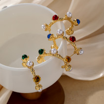 1 par de pendientes elegantes chapados en forma de C de estilo clásico para mujer con incrustaciones de cobre, perlas artificiales de resina, pendientes chapados en oro de 18K