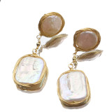 1 par de pendientes colgantes chapados en oro y cobre con perlas de agua dulce y Flor Retro