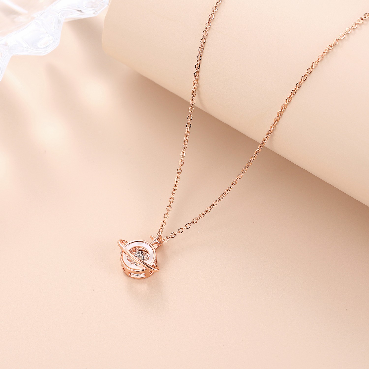 Collar con colgante chapado en oro rosa con diamantes y incrustaciones de cobre animal de estilo simple