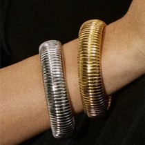 Brazalete con revestimiento de acero de titanio de color sólido de estilo clásico