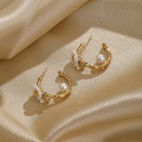 1 par de pendientes chapados en oro de 18 quilates con perlas de agua dulce de cobre con incrustaciones de flores en forma de C estilo IG