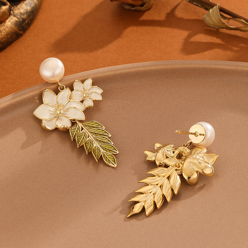 1 par de pendientes elegantes con incrustaciones de esmalte de flores y hojas, perlas de agua dulce de cobre