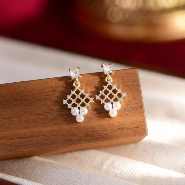 Pendientes colgantes chapados en oro de 14K con incrustaciones huecas de cobre, perlas artificiales de circonita, estilo Simple y elegante, chapado en rombo, 1 par
