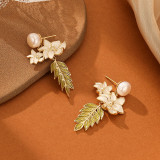 1 par de pendientes elegantes con incrustaciones de esmalte de flores y hojas, perlas de agua dulce de cobre