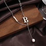 Collar chapado en plata con revestimiento de cobre y perlas de agua dulce con letras de estilo simple
