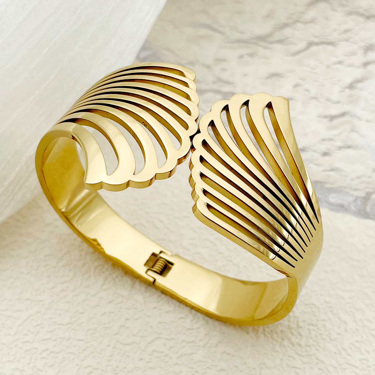 Brazalete chapado en oro con revestimiento de acero de titanio y acero inoxidable con ondas elegantes