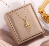 Collar con colgante de circón con incrustaciones de cobre y nudo en forma de corazón, personaje de dibujos animados de estilo simple