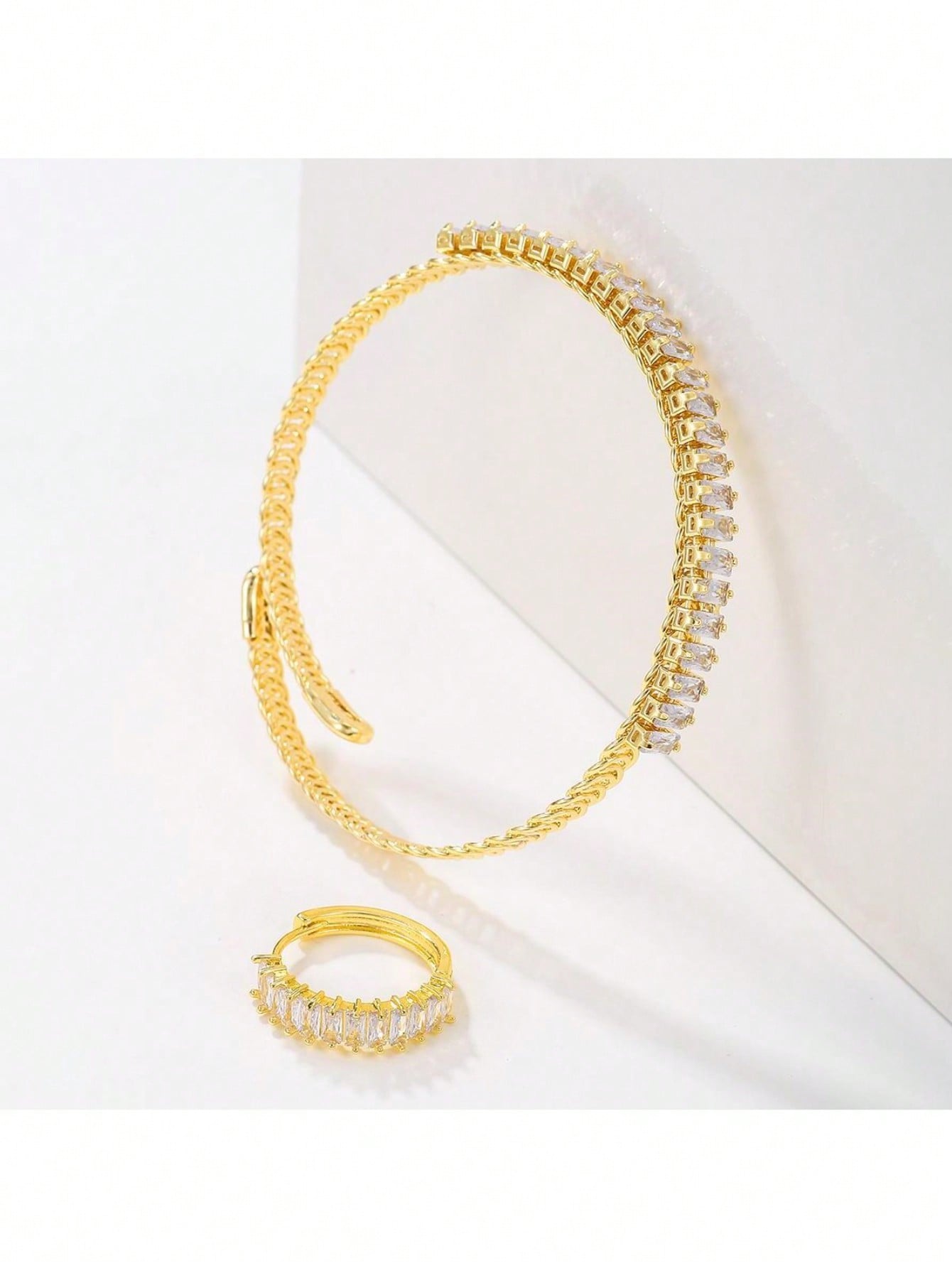 Pulseras plateadas oro de los anillos del Zircon 18K del embutido del revestimiento de acero inoxidable del color sólido brillante del estilo simple