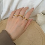 Anillos chapados en oro de 18 quilates con revestimiento de acero de titanio redondo de estilo simple para dama