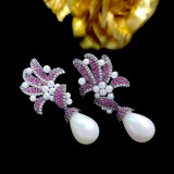 1 par de pendientes colgantes de circonita con perlas artificiales de cobre con incrustaciones de flores brillantes