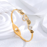 Venta al por mayor estilo clásico gotas de agua forma de corazón mariposa titanio acero 24K chapado en oro brazalete de circón