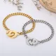 Pulsera de pareja de acero inoxidable grabada con letra creativa doble C